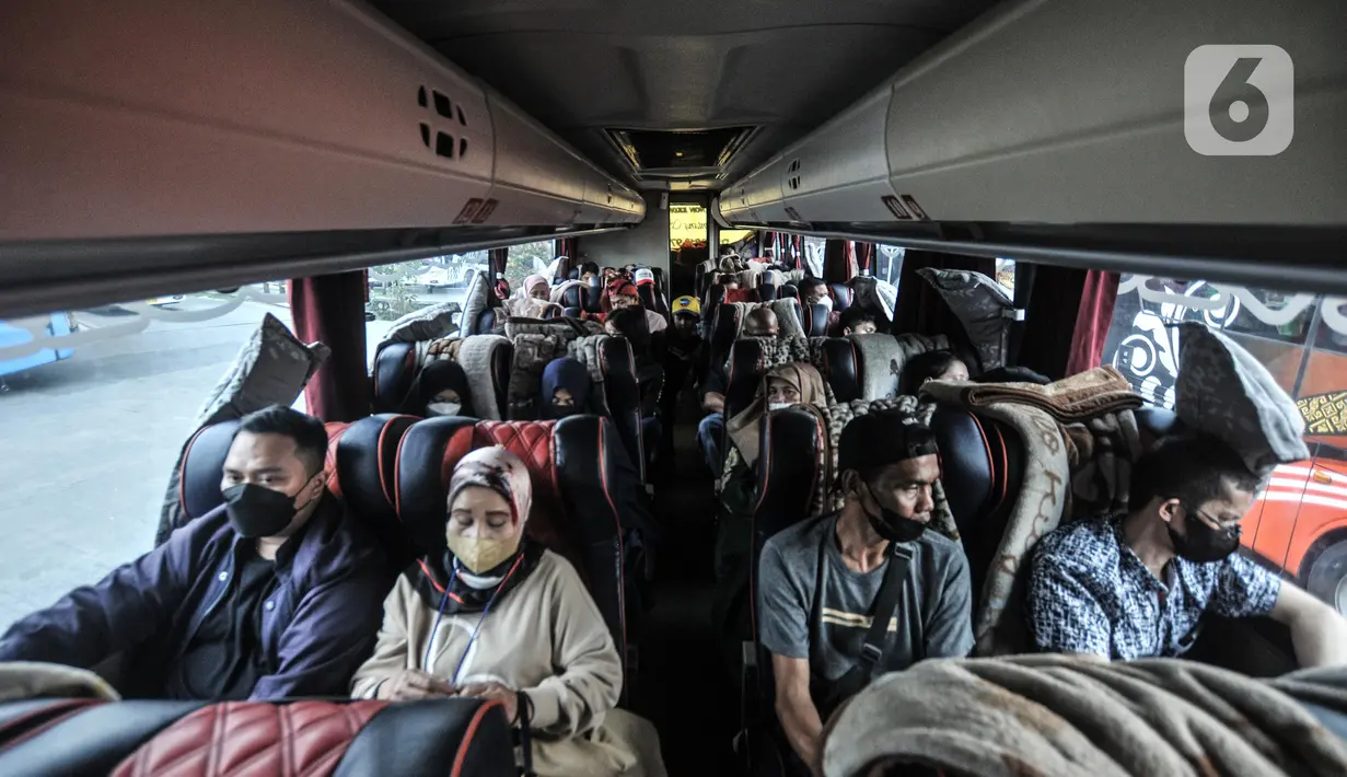 <p>Calon penumpang berada di dalam bus AKAP di Terminal Kampung Rambutan, Jakarta, Senin (25/4/2022). Berdasarkan data per Minggu (24/4), sebanyak 1.118 penumpang berangkat dari terminal ini dan diprediksi akan terus meningkat hingga puncak arus mudik yang diprediksi terjadi pada H-3 Lebaran atau 29 April mendatang. (merdeka.com/Iqbal S. Nugroho)</p>