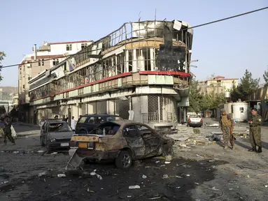 Seorang tentara nasional Afghanistan berjaga di dekat puing-puing menyusul serangan di Kabul, Afghanistan, Rabu (4/8/2021). Ledakan kuat mengguncang lingkungan kelas atas ibukota Afghanistan yang diduga menargetkan pejabat menteri pertahanan negara itu. (AP Photo/Rahmat Gul)