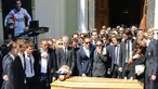 Sejumlah pembalap Formula 1 menghadiri acara pemakaman pembalap asal Prancis, Jules Bianchi di Reparate Katedral Sainte, Nice, Selasa (21/7/2015). Bianchi meninggal akibat kecelakaan di Jepang pada 2014. (REUTERS/Jean-Pierre Amet)
