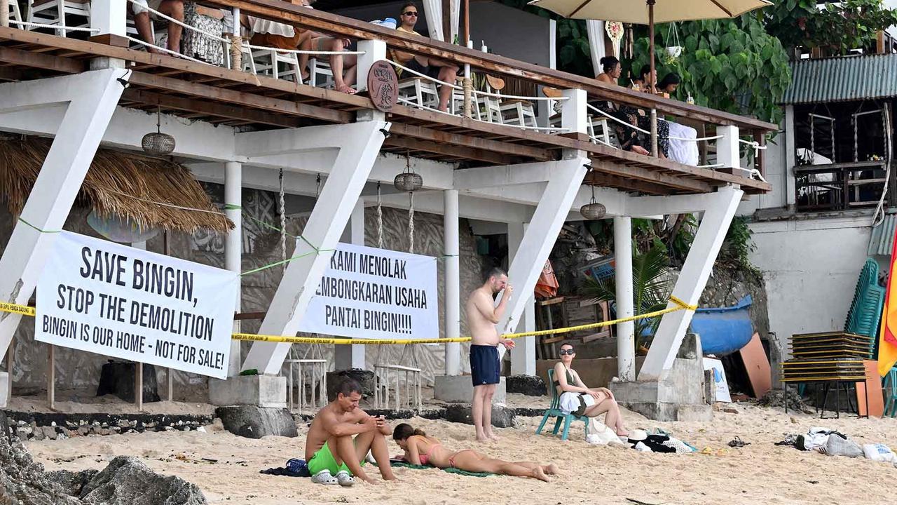 FOTO: Pantai Bingin Tetap Ramai Wisatawan, Meski Deretan Usaha Ilegal Dibongkar