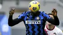 Striker Inter Milan, Romelu Lukaku, meyundul bola saat melawan Crotone pada laga Liga Italia di Stadion Giuseppe Meazza, Minggu (3/1/2021). Inter Milan menang dengan skor 6-2. (Piero Cruciatti /LaPresse via AP)