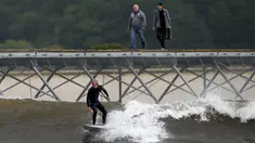 Seorang peselancar berselancar di Surf Snowdonia, Conwy, North Wales, Kamis (3/9/2015). Danau buatan untuk para penyuka selancar ini mengabiskan dana hingga ratusan Miliar dan telah dibuka pada tanggal satu Agustus lalu. (REUTERS/Andrew Yates)
