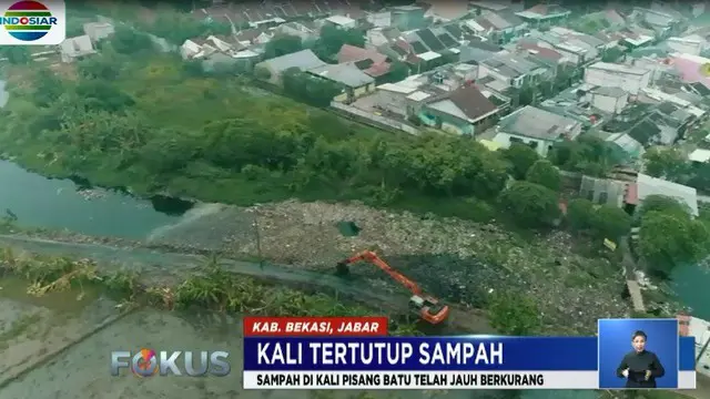Petugas Linmas Desa Setya Mulya, Kabupaten Bekasi, berharap adanya kerjasama dengan Pemkot Bekasi untuk mencegah Kali Pisang Batu kembali dipenuhi sampah.