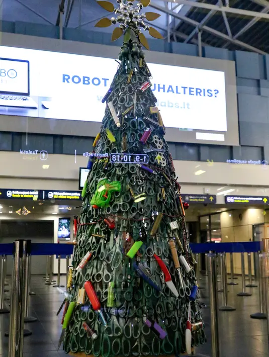 Pohon Natal yang dirakit dari barang-barang sitaan di Bandara Vilnius, Lithuania pada 12 Desember 2019. Pohon tersebut mayoritas terbuat dari gunting, cutter, pemantik api, dan aneka macam pisau. (Photo by Petras Malukas / AFP)