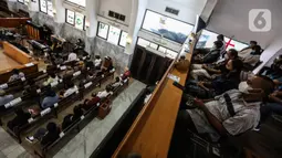 Suasana ibadah Jumat Agung di Gereja Protestan Indonesia Bagian Barat (GPIB) Effatha Jakarta, Jumat (15/4/2021). Tahun ini GPIB Effatha melaksanakan Ibadah dalam rangkaian Perayaan Paskah secara Luring dan Daring dengan menerapkan protokol kesehatan ketat. (Liputan6.com/Johan Tallo)