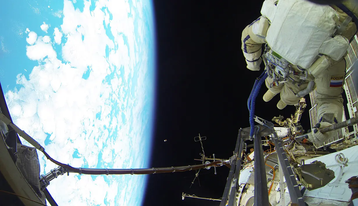Kosmonot Rusia Sergei Volkov sedang melakukan spacewalk diluar badan Stasiun Luar Angkasa Internasional (ISS), (7/2). Spacewalk adalah kegiatan fisik astronot diluar pesawat ruang angkasa. (REUTERS/Roscosmos)