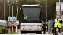 Warga negara Inggris berada di dalam bus meninggalkan Rumah Sakit Arrowe Park setelah di Wirral, Liverpool (13/2/2020). 83 warga negara Inggris yang dipulangkan dari Wuhan, China di tengah wabah coronavirus COVID-19 dapat meninggalkan rumah sakit setelah dikarantina dua minggu.(AFP Photo/Oli Scarff)