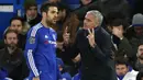  Pemain Chelsea, Cesc Fabregas  mendengar instruksi dari pelatih Jose Mourinho pada lanjutan Liga Premier Inggris di Stamford Bridge, London, Sabtu (21/11/2015).  (Reuters/Stefan Wermuth)