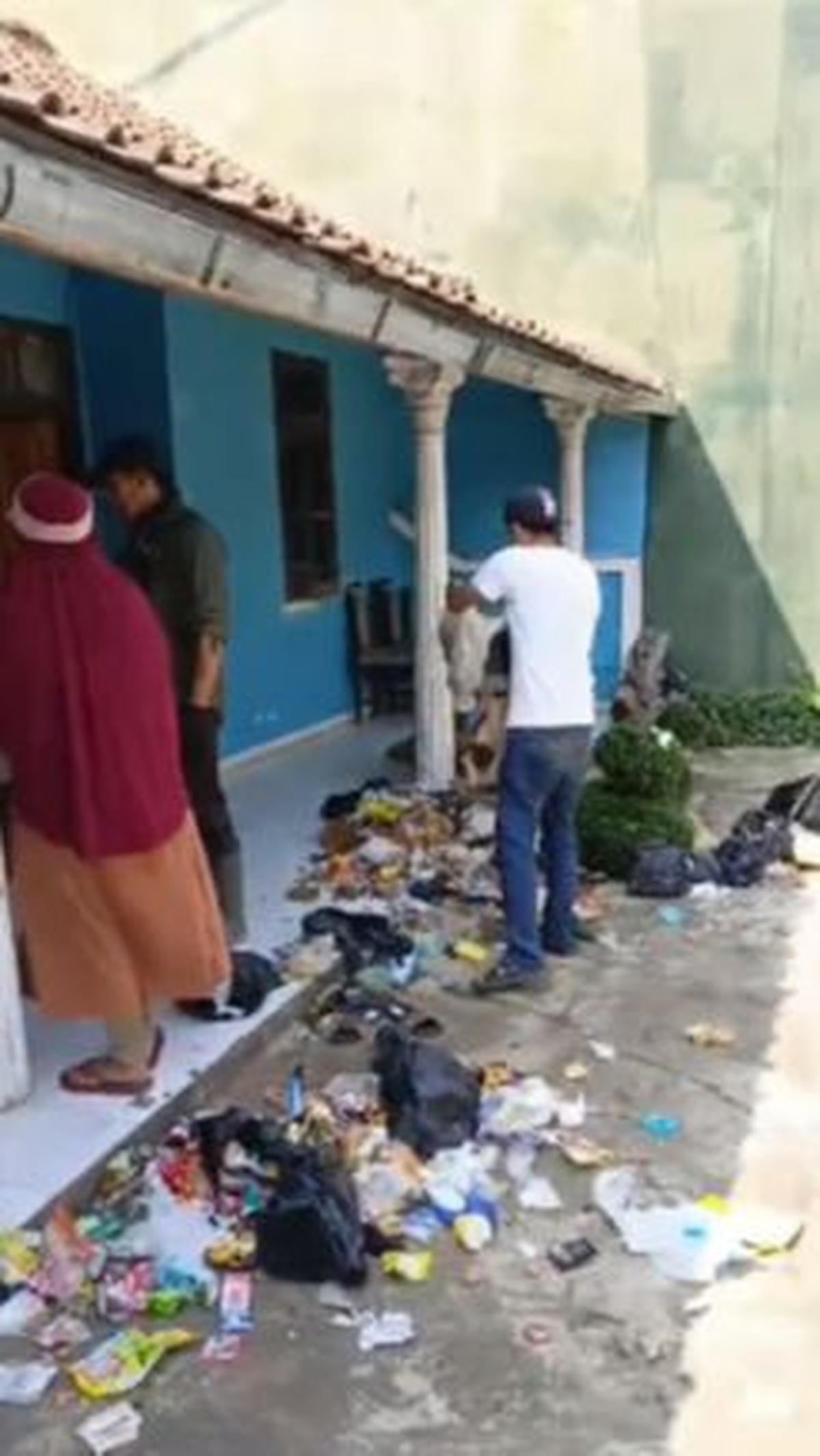 "Momen warga kembalikan sampah ke orang yang buang sampah sembarangan," demikian dikutip dari keterangan video.