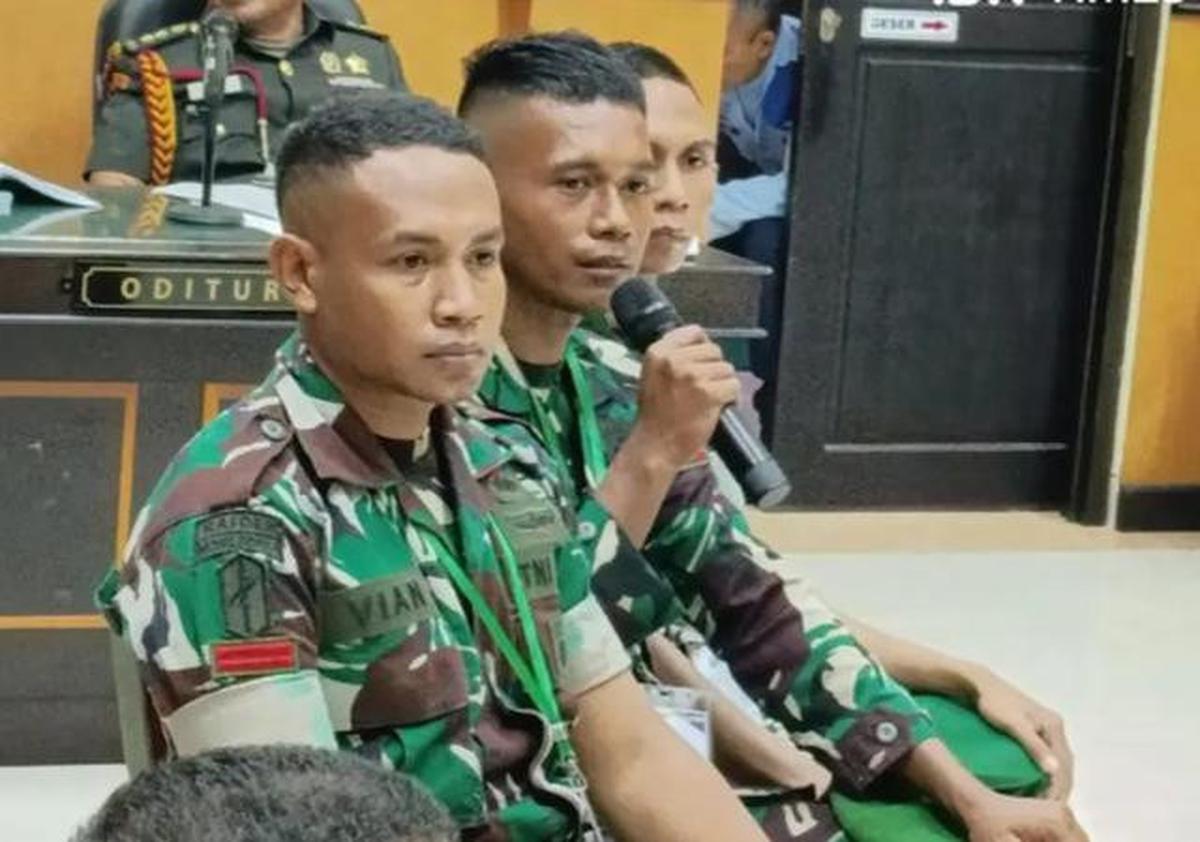 Prada Richard Junimton Bulan saat memberi keterangan sebagai saksi kematian Prada Lucky di Pengadilan Militer Kupang (Liputan6.com/Ola Keda)