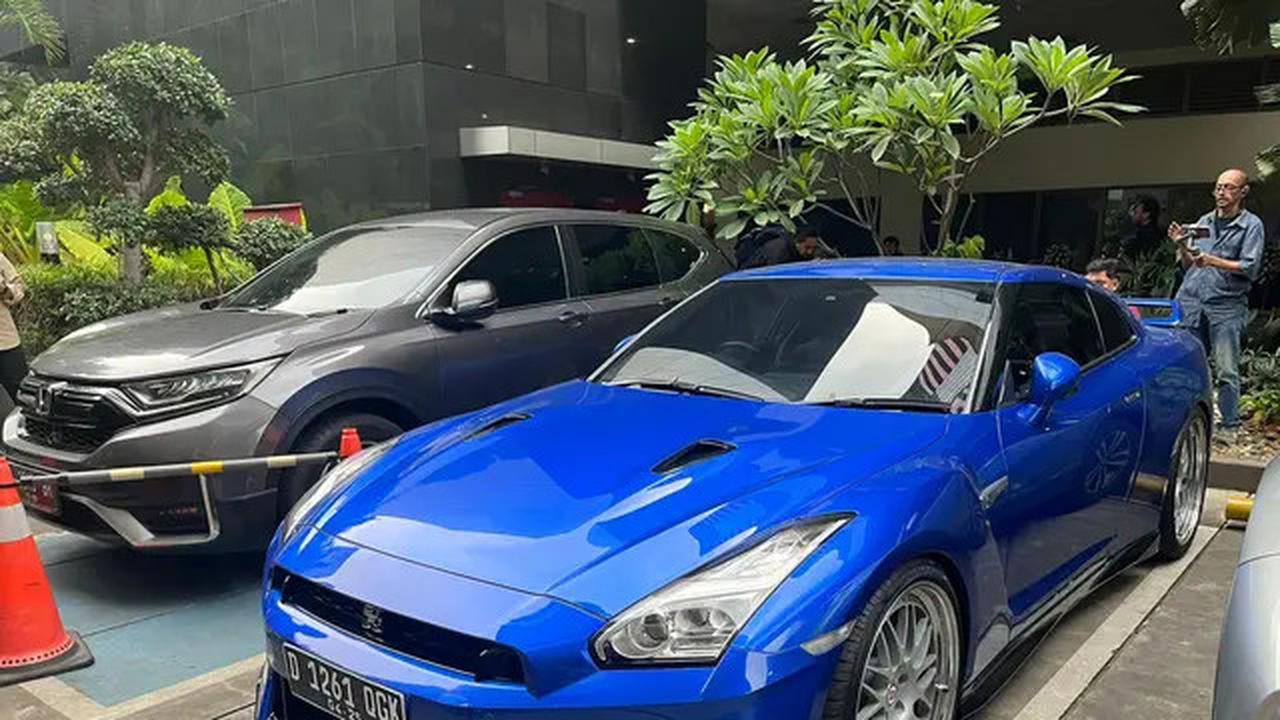 Bukan Kaleng-Kaleng, 6 Mobil Mewah & 1 Tunggangan Mahal di Kasus KPK OTT Wamenaker Immanuel Ebenezer