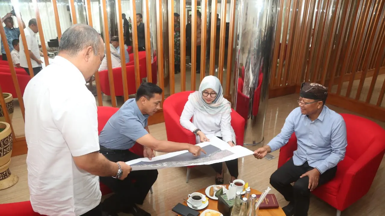 Kepala Staf Angkatan Udara (KASAU), Marsekal Muda TNI Andi Wijaya (Tengah baju biru) berikan penjelasan rencana pengembangan aerowisata di Banyuwangi (Istimewa)