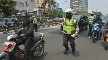 Polisi berusaha menghentikan pengendara motor ketika digelar Operasi Zebra 2014 di sekitar Pasar Senen, Jakarta, Rabu (26/11). (ANTARA FOTO/Saptono)