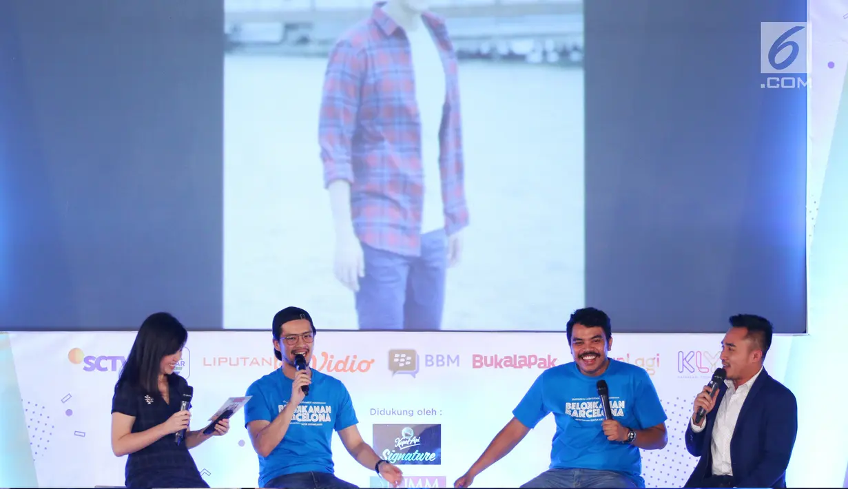 Pemain Belok Kanan Barcelona, Morgan Oey dan Ananta Rispo saat menjadi pembicara dalam acara Emtek Goes To Campus (EGTC) 2018 Di Dome Universitas Muhammadyah Malang, Kamis (27/9). (Liputan6.com/Johan Tallo)