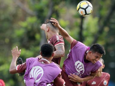 Duel Sandi Sute (kanan) dan Jaimerson saat sesi latihan jelang Piala AFC 2018 di Lapangan ABC, Senayan, Jakarta, (13/3/2018). Persija akan melawan Song Lam Nghe An FC. (Bola.com/Nick Hanoatubun)