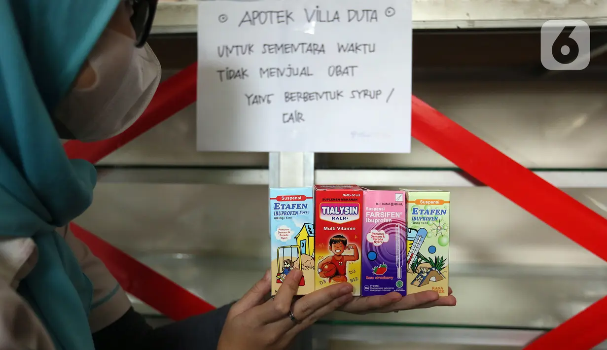 Petugas menunjukkan obat sirup penurun panas anak yang dilarang penggunaannya saat sidak di Apotek Sehat, Bogor, Jawa Barat, Sabtu (22/10/2022). Menko PMK Muhadjir Effendy bersama Wali Kota Bogor Bima Arya melakukan sidak menyusul terbitnya surat edaran nomor SR.01.05/III/3461/2022 dari Kementerian Kesehatan tentang penghentian sementara penggunaan obat dan vitamin dalam bentuk cair atau sirup kepada anak-anak. (merdeka.com/Arie Basuki)