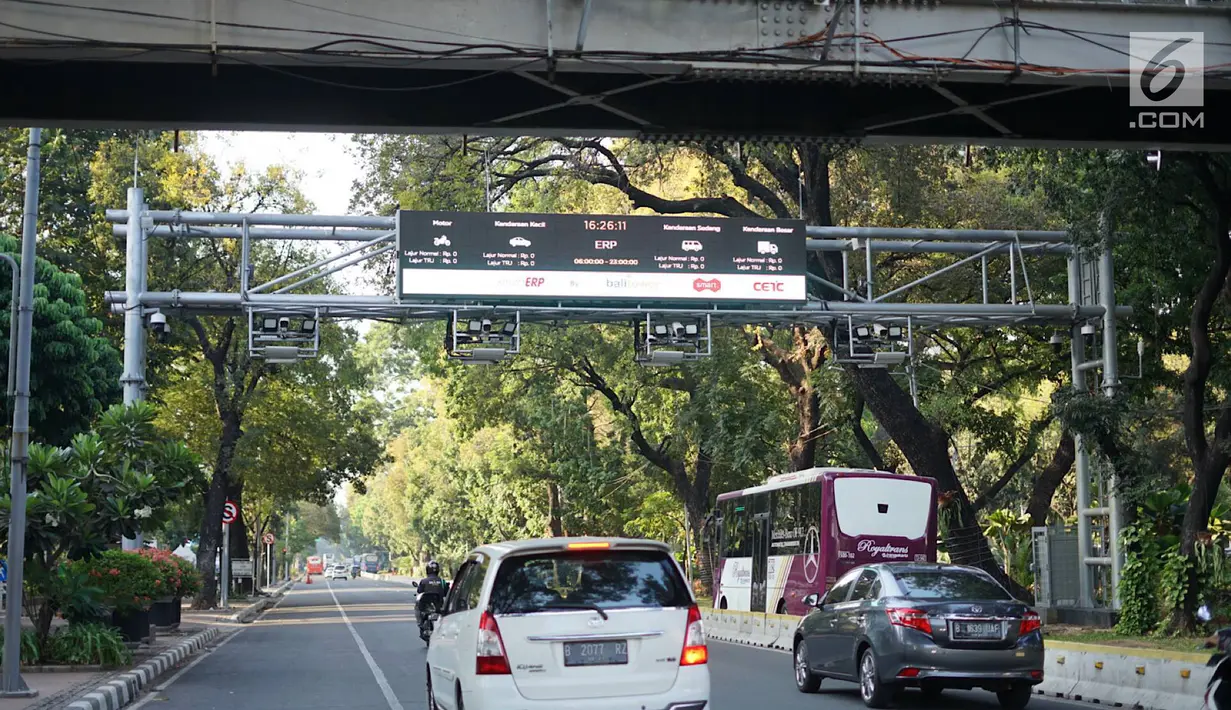 Kendaraan melintas di bawah mesin electronic road pricing (ERP) di Jalan Medan Merdeka Barat, Jakarta, Rabu (11/9/2019). Pemprov DKI Jakarta membatalkan proses lelang tender untuk jalan berbayar atau ERP setelah mendapatkan opini hukum dari Kejaksaan Agung RI. (Liputan6.com/Immanuel Antonius)