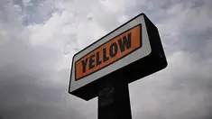 Setelah bertahun-tahun mengalami kesulitan keuangan, laporan bahwa Yellow sedang bersiap-siap menghadapi kebangkrutan muncul minggu lalu - karena perusahaan truk yang berbasis di Nashville, Tennessee, ini melihat para pelanggannya pergi dalam jumlah besar. (Patrick T. Fallon / AFP)