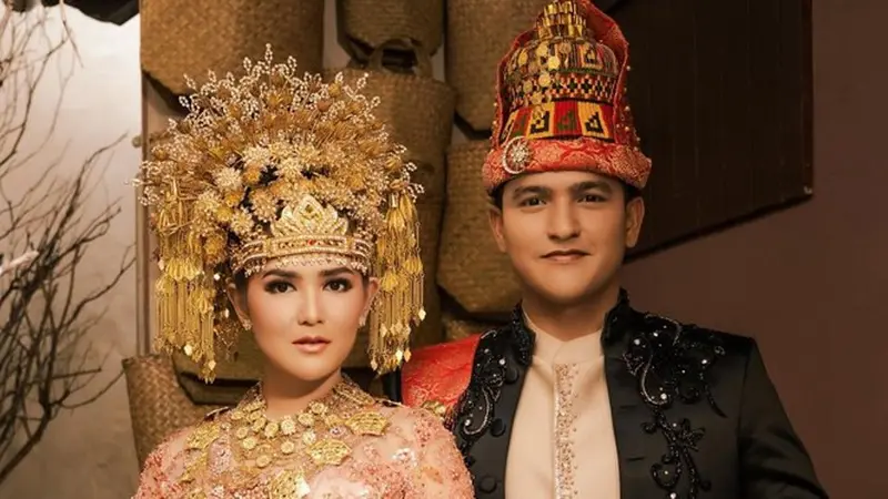 6 Potret Prewedding Masayu Clara dan Qausar Harta dengan Baju Adat, Tampil Serasi