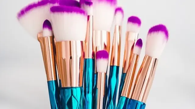 Cara Membersihkan kuas masker