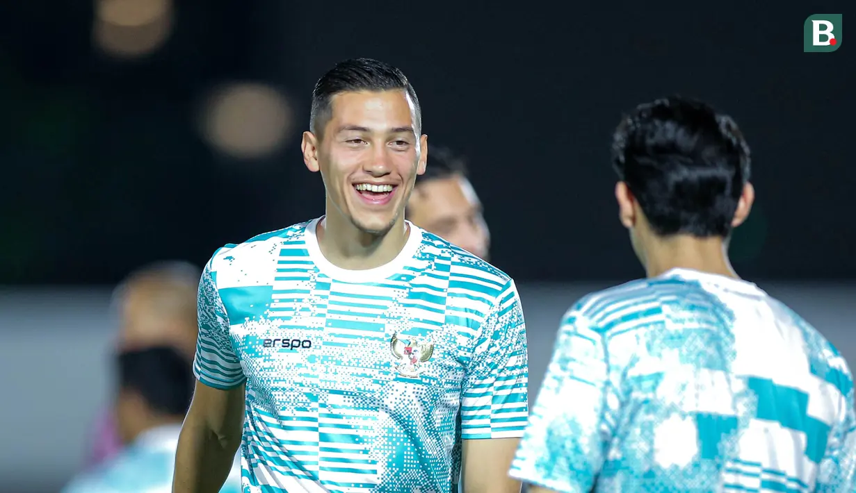 <p>Pemain Timnas Indonesia, Jay Idzes, menjalani latihan jelang melawan Timnas Vietnam di Stadion Madya, Senayan, Jakarta, Rabu (20/3/2024). (Bola.com/Bagaskara Lazuardi)</p>