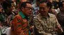 Menteri Perdangangan Lembong (kanan) berbincang dengan Kepala Badan Inteljen Negara (BIN) Sutiyoso saat mengikuti program kebijakan pengampunan pajak atau tax amnesty di Kantor Pusat Dirjen Pajak, Jakarta, Jumat (1/7). (Liputan6.com/Faizal Fanani)