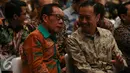 Menteri Perdangangan Lembong (kanan) berbincang dengan Kepala Badan Inteljen Negara (BIN) Sutiyoso saat mengikuti program kebijakan pengampunan pajak atau tax amnesty di Kantor Pusat Dirjen Pajak, Jakarta, Jumat (1/7). (Liputan6.com/Faizal Fanani)
