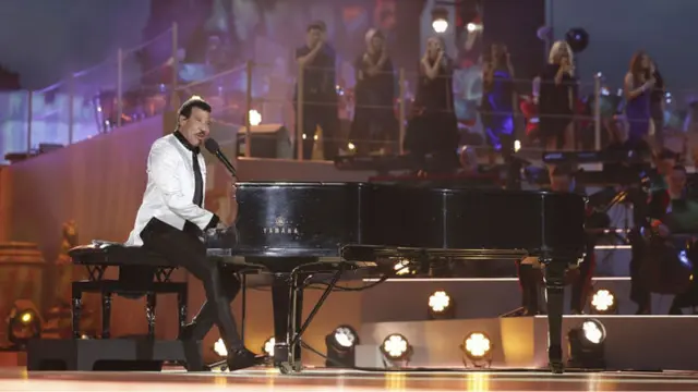 Lionel Richie tampil di konser Penobatan Raja Charles III dan Ratu Camilla pada Minggu, 7 Mei 2023. (AP)