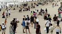 Ribuan wisatawan domestik berbaur dengan wisatawan mancanegara saat menikmati liburan Pantai Kuta, Bali, Minggu (20/9). (Antara)