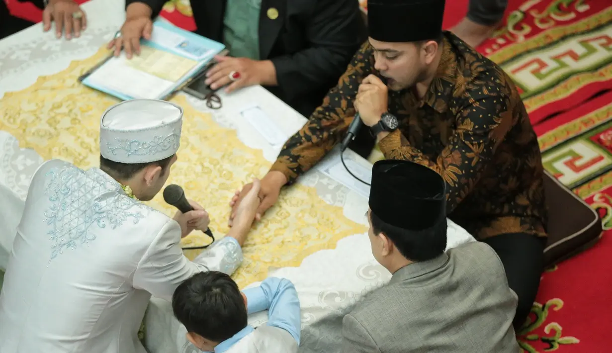 Dengan suara lantang, Rifky begitu tegas mengikrarkan Ijab Qabul berbahasa Arab sambil menjabat tangan kakak laki-laki Biby, yang menjadi wali nikahnya lantaran menggantikan posisi mendiang ayahanda Biby. (Adrian Putra/Bintang.com)