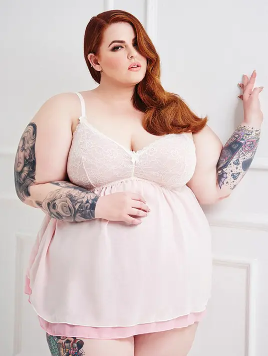 Bobotnya yang lebih dari 100 kg tak menghalangi Tess Holiday untuk berpenampilan seksi. (Dailymail) 