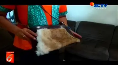 Seorang warga di Kab. Magetan menjadi pengrajin kulit kelinci yang diproduksi menjadi tas, sandal, kunciran rambut, dan lain sebagainya