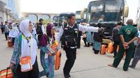 Petugas haji Indonesia mengarahkan jemaah haji ke bus. Foto: Darmawan/MCH