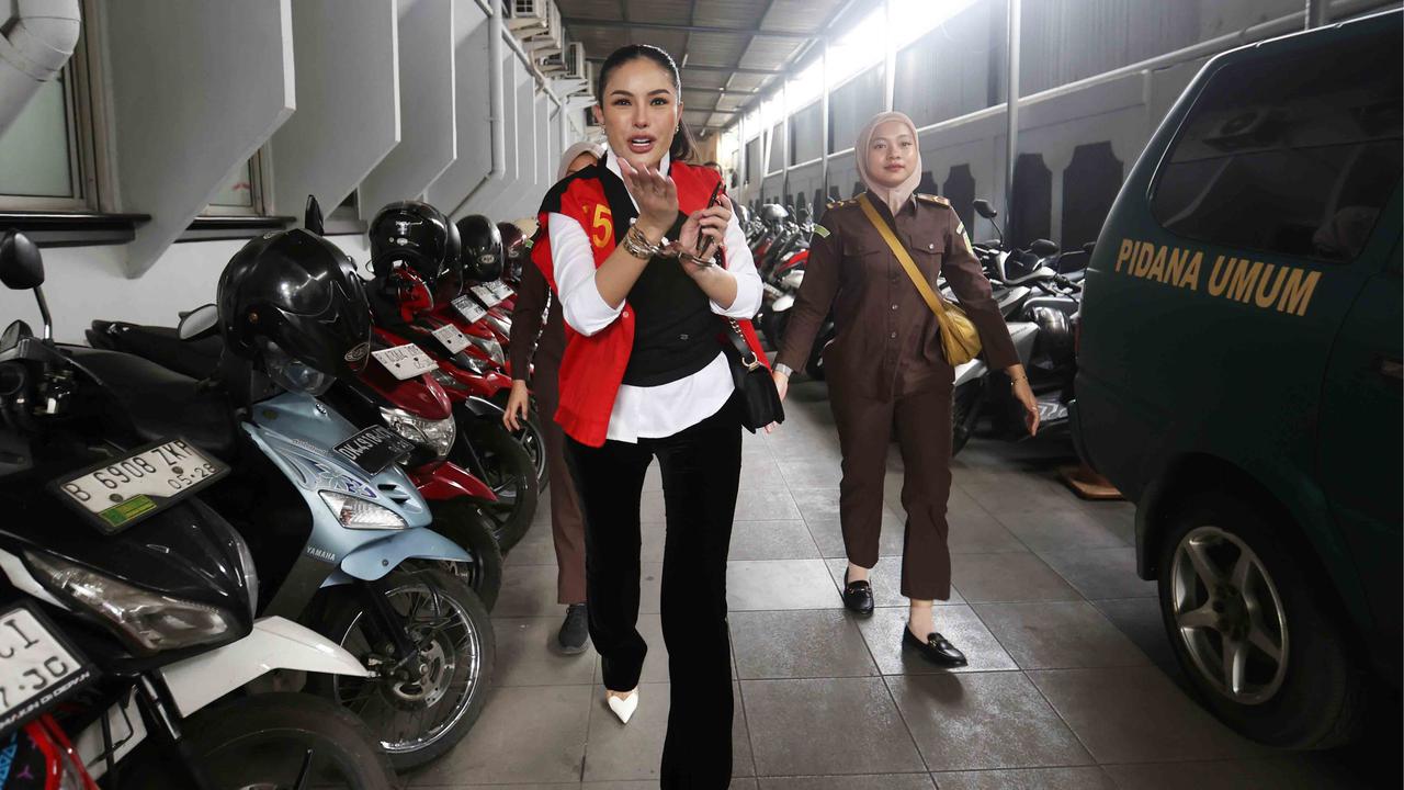 FOTO: Artis  Nikita Mirzani Dituntut 11 Tahun Penjara dalam Kasus Pemerasan dan TPPU