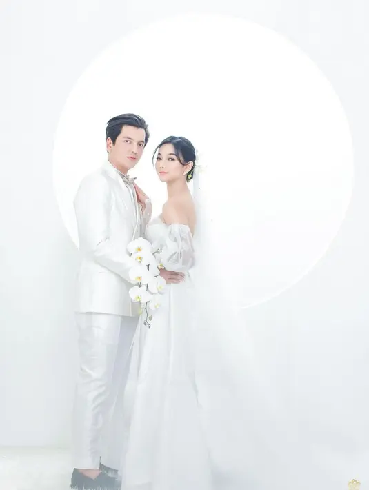 Foto prewedding Glenca Chysara-Rendi John dalam busana pengantin serba putih [@fdphotography90]