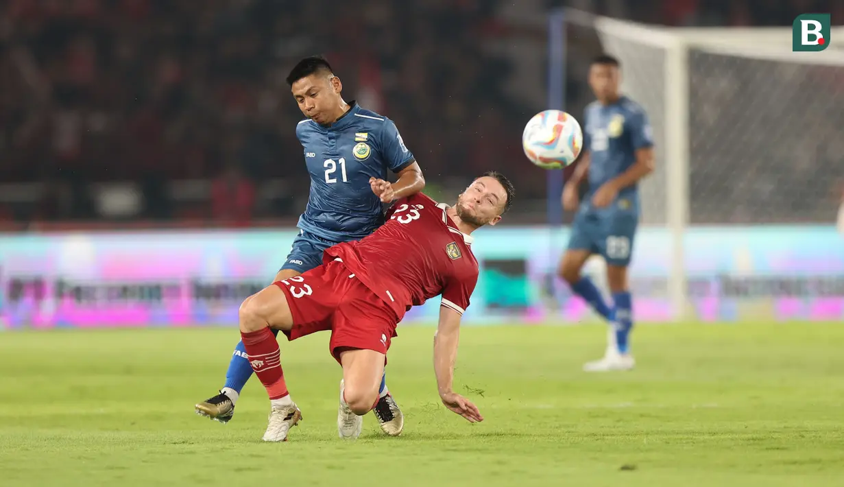 <p>Pemain Timnas Indonesia, Marc Klok (kanan) berebut bola dengan pemain Brunei Darussalam, Mohammad Khairil Shahme pada laga putaran pertama Kualifikasi Piala Dunia 2026 Zona Asia di Stadion Utama Gelora Bung Karno (SUGBK), Kamis (12/10/2023) malam WIB. (Bola.com/Abdul Aziz)</p>
