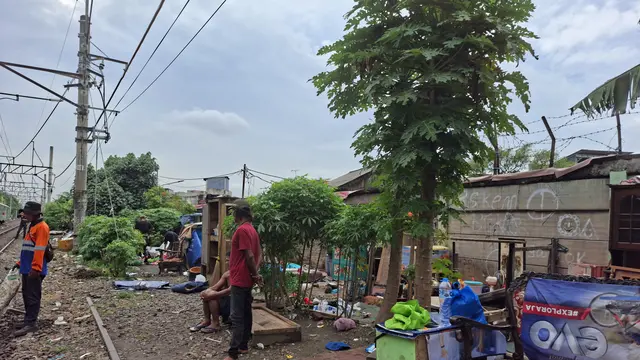 Warga bantaran rel senen Kelurahan Kramat
