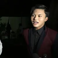 Rizky Febian dan Aliando Syarief membawakan lagu Kamu Adalah Perempuan Paling Cantik di Grand Final Miss Celebrity Indonesia 2016.
