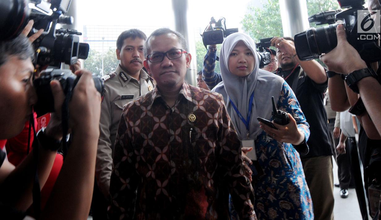 Ketua Komisi Yudisial (KY) Jaja Ahmad Jayus bersama jajarannya mendatangi gedung KPK, Jakarta, Jumat (13/7). Kedatangan Ketua KY untuk menemui pimpinan KPK terkait penandatanganan nota kesepahaman (MoU) pemberantasan korupsi. (Merdeka.com/Dwi Narwoko)