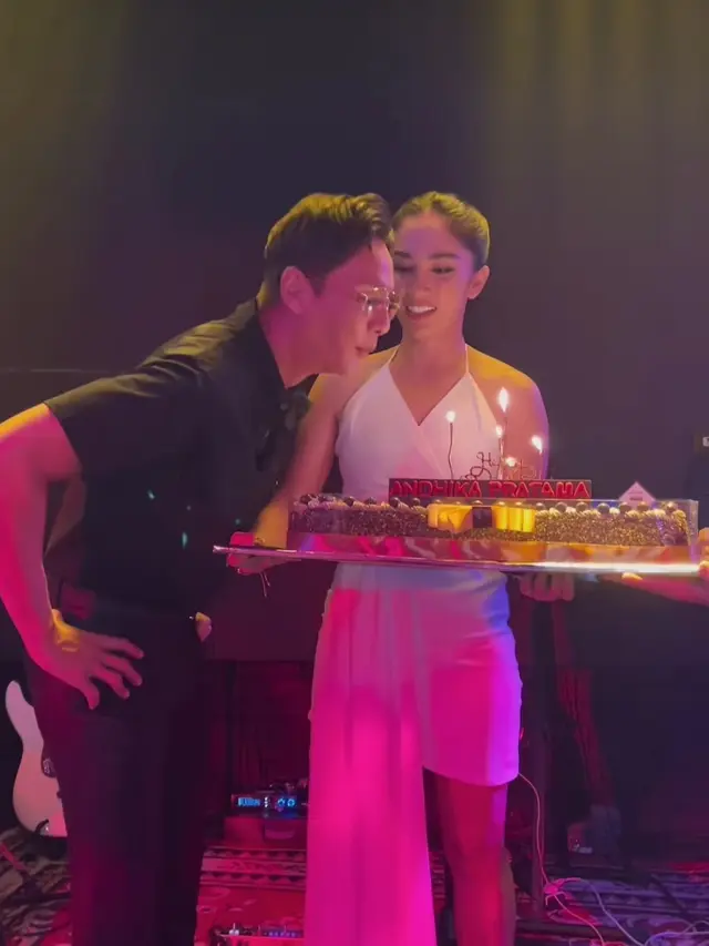 Andhika Pratama baru saja menggelar acara ulang tahun yang ke-37, dia pun terlihat bermesraan dengan sang istri