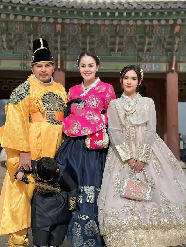 Potret Jennifer Dunn dan Keluarga Pakai Hanbok saat Nikmati Momen di Istana Gyeongbok (credit: instagram/jeje_haris89)
