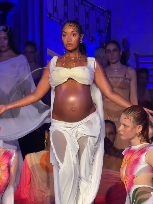 Leigh-Anne Pinnock tampil di runway London Fashion Week 2026 mengenakan busana putih rancangan Di Petsa yang mengangkat tema keibuan.