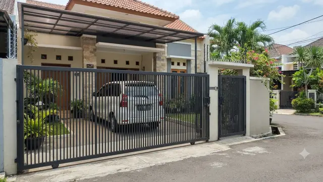 Inspirasi Pagar Geser untuk Rumah Tipe 36 dengan Carport 1 Mobil yang Aman dari Maling Model Kisi Vertikal