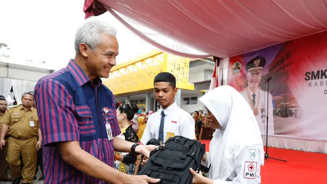 Gubernur Jawa Tengah Ganjar Pranowo saat mengunjungi SMK Negeri 1 Pagentan pada Selasa (25/7/2023).