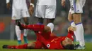 Gelandang Liverpool, Roberto Firmino, tampak kesakitan usai dijatuhkan pemain Sunderland. Dalam laga ini wasit mengeluarkan tiga kartu kuning untuk Sunderland dan satu untuk Liverpool. (Reuters/Phil Noble)