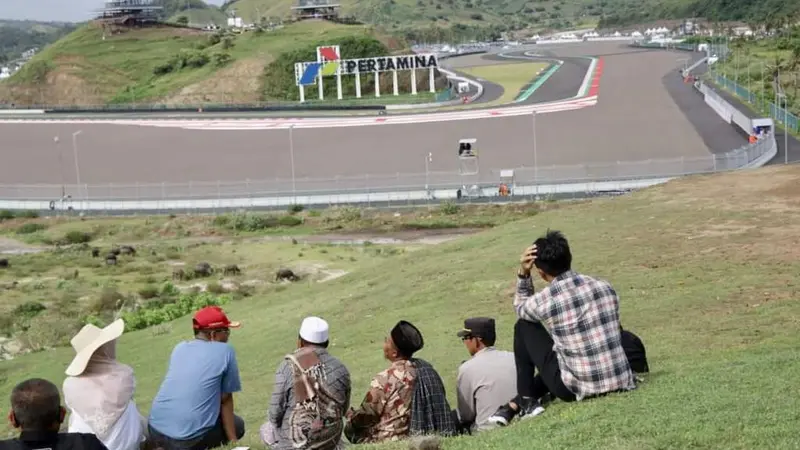 10 Potret Gubernur NTB dan Warga Lokal Nonton Gratis MotoGP Mandalika 2022 dari Atas Bukit Seger