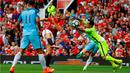 Kiper Manchester City, Claudio Bravo, gagal menghadang bola tendangan striker MU, Zlatan Ibrahimovic, yang berbuah gol dalam laga Premier League di Stadion Old Trafford, Sabtu (10/9/2016). (Reuters/Phil Noble)