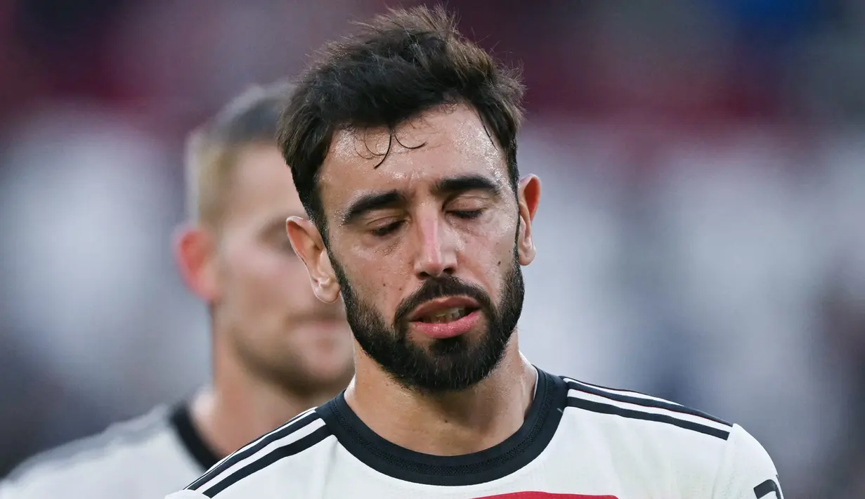 Pemain Manchester United, Bruno Fernandes, tertunduk lesu setelah ditaklukkan West Ham United pada laga pekan ke sembilan Liga Inggris di Stadion London, Minggu (27/10/2024). Hasil ini membuat Man United tetap mengoleksi 11 poin dari sembilan laga dan kini turun ke posisi 14 klasemen sementara Liga Inggris 2024/2025. (AFP/Glyn Kirk)