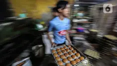 Pekerja UMKM melakukan pembuatan kue di Tanah Kusir, Jakarta, Rabu (13/1/2021). Menkeu Sri Mulyani Indrawati menyebutkan proyeksi alokasi anggaran program pemulihan ekonomi nasional (PEN) 2021 mencapai Rp403,9 triliun atau naik dari rencana sebelumnya Rp372,3 triliun. (Liputan6.com/Johan Tallo)