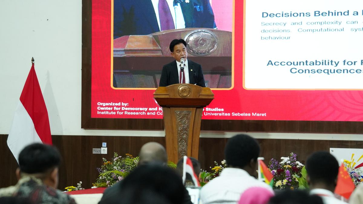 Menko Yusril di acara 'The 6th International Conference for Democracy and National Resilience (ICDNR) 2026' di Tower Universitas Sebelas Maret (UNS) Solo, Kamis (8/10). (merdeka.com/arie sunaryo).